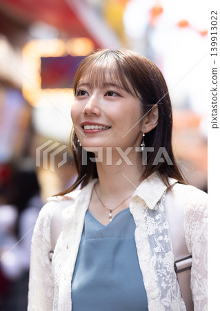 Women enjoying Yokohama Chinatown 139913022
