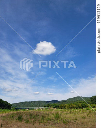 藍天中一朵孤零零的雲 139913129