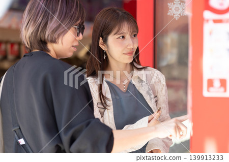 橫濱唐人街的遊客們玩得很開心 橫濱唐人街的遊客們玩得很開心 139913233