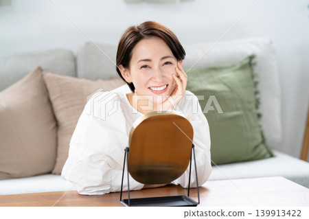看鏡子和微笑的婦女 看鏡子和微笑的婦女 139913422