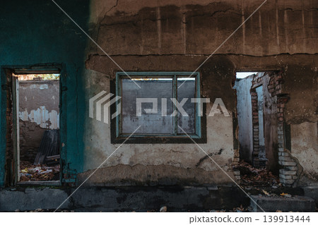 The ruins of an abandoned building 139913444