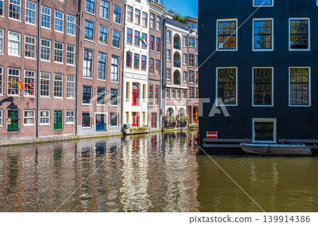 Traditional Amsterdam canal houses with reflections on water Traditional Amsterdam canal houses with reflections on water 139914386