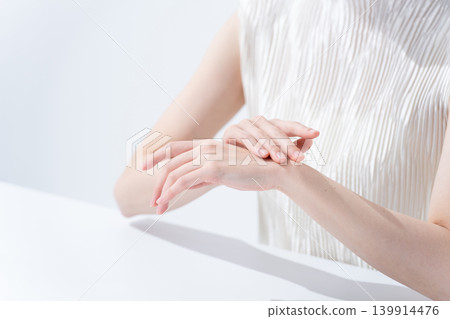 女人在手臂上塗防曬霜 女人在手臂上塗防曬霜 139914476