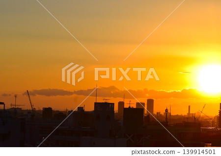 The beautifully colored sunset continues to change moment by moment. The beautifully colored sunset continues to change moment by moment. 139914501