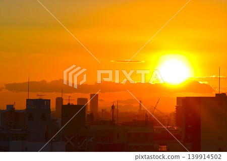 The beautifully colored sunset continues to change moment by moment. The beautifully colored sunset continues to change moment by moment. 139914502