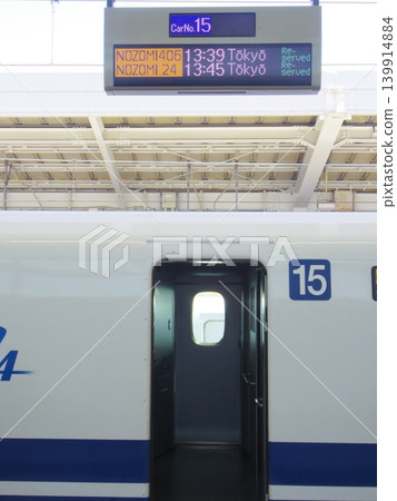 車站月台上的出發資訊牌 車站月台上的出發資訊牌 139914884