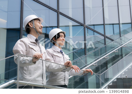 一張全新的員工培訓和人才發展圖片:年輕的建築工人、他們的主管和下屬正在討論未來和目標。 一張全新的員工培訓和人才發展圖片:年輕的建築工人、他們的主管和下屬正在討論未來和目標。 139914898