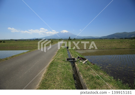 一條筆直的鄉村公路通往富士山。 139915181