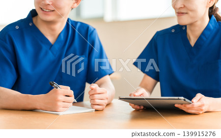 Male and female doctors, nurses and medical staff holding meetings, conferences and study sessions Male and female doctors, nurses and medical staff holding meetings, conferences and study sessions 139915276