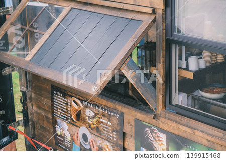 【日之出公園】薰衣草田中一家咖啡館的店面景色。 【日之出公園】薰衣草田中一家咖啡館的店面景色。 139915468