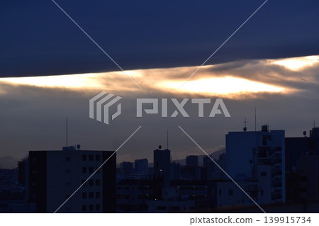 夕陽透過厚重雲層的縫隙灑下斑駁的光影。 139915734