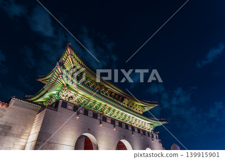 Seoul, South Korea - May. 14, 2026 : Magnificent low-angle night view of Gwanghwamun Gate, the main gate of Gyeongbokgung Palace, illuminated in Seoul, South Korea 139915901