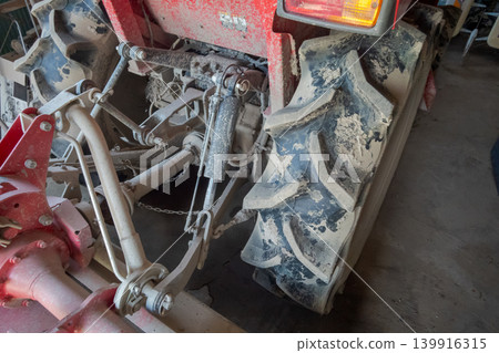 tractor, hut, tyre 139916315