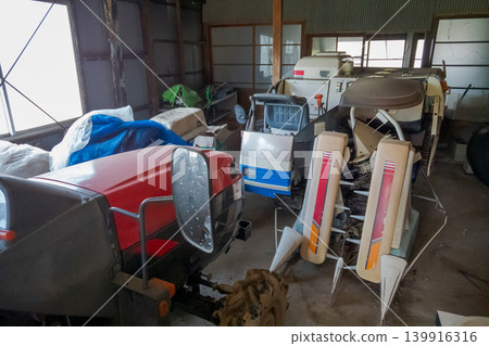 小屋 船艙 拖拉機 139916316