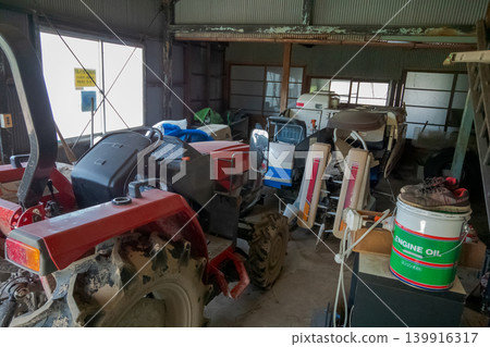 小屋 船艙 拖拉機 139916317
