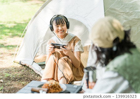 一位母親和孩子在家庭露營旅行中玩遊戲（家庭/旅行） 139916323