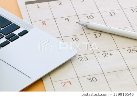使用日曆和電腦進行日程管理的圖片。 使用日曆和電腦進行日程管理的圖片。 139916546