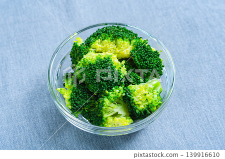 玻璃碗裡的煮西蘭花 玻璃碗裡的煮西蘭花 139916610