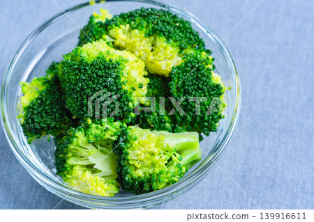 玻璃碗裡的煮西蘭花 玻璃碗裡的煮西蘭花 139916611
