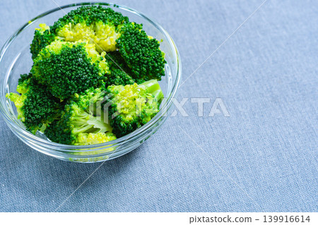 Boiled broccoli in a glass bowl Boiled broccoli in a glass bowl 139916614