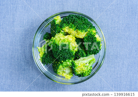 玻璃碗裡的煮西蘭花 玻璃碗裡的煮西蘭花 139916615