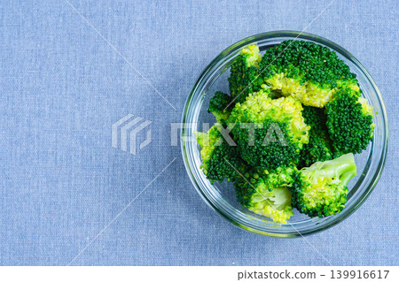 玻璃碗裡的煮西蘭花 玻璃碗裡的煮西蘭花 139916617