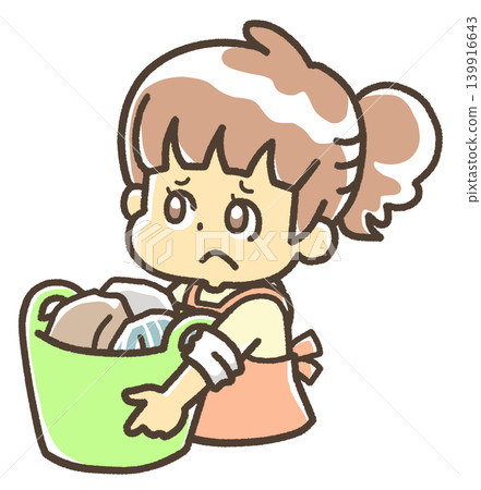 一個穿著圍裙、表情憂慮的女孩，手裡拿著待洗衣物。 139916643