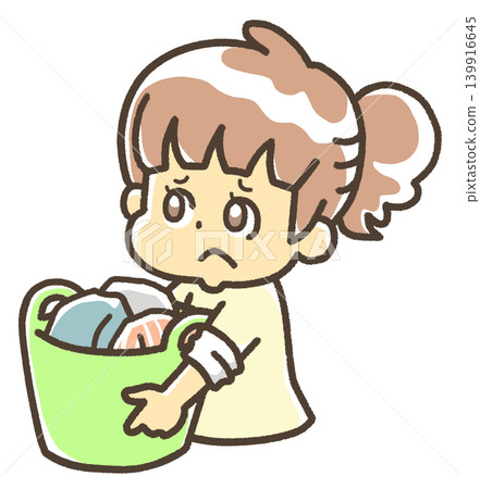 一個女孩手裡拿著髒衣服，看起來很困擾。 139916645