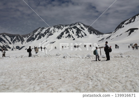 初夏的立山，殘雪未消。 139916671