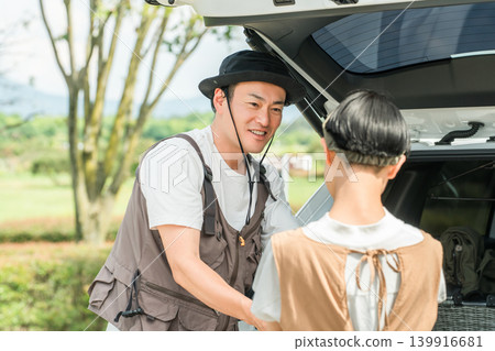 一家人開車前來，準備進行家庭旅行和露營活動。 139916681