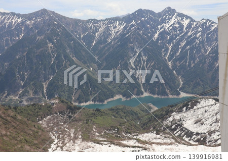 初夏時節的黑部湖和右轉立山山脈 初夏時節的黑部湖和右轉立山山脈 139916981