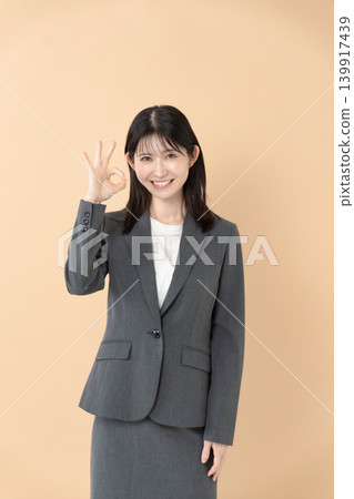 Smiling business woman Smiling business woman 139917439