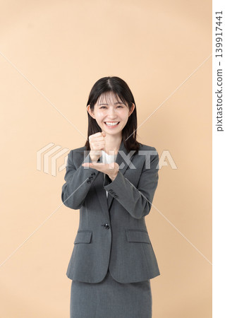 微笑的女商人 139917441