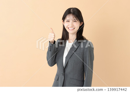 微笑的女商人 微笑的女商人 139917442