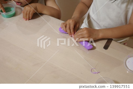 兩個孩子在家玩史萊姆玩得很開心 兩個孩子在家玩史萊姆玩得很開心 139917551