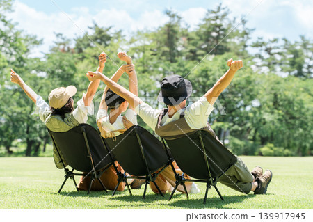 Parents and children enjoying chairing in parks and campgrounds. 139917945