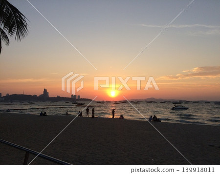 Beautiful sunset at the seaside Beautiful sunset at the seaside 139918011