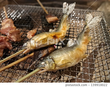 在壁爐邊烤鹽烤的香魚 139918022