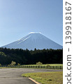 透過翠綠的植被，可以欣賞到富士山的壯麗景色。 139918167