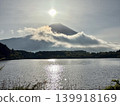 湖畔籠罩在晨霧之中，神秘的富士山巍峨聳立。 139918169