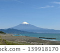 從港口城鎮和駿河灣望去，可以看到富士山 139918170