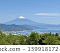 從港口城鎮和駿河灣望去，可以看到富士山 139918172