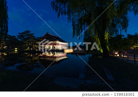 Seoul, South Korea - May. 14, 2026 : Magnificent night view of Gyeonghoeru Pavilion reflected in the pond during the spring night opening at Gyeongbokgung Palace, Seoul 139918301
