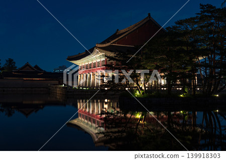 Seoul, South Korea - May. 14, 2026 : Magnificent night view of Gyeonghoeru Pavilion reflected in the pond during the spring night opening at Gyeongbokgung Palace, Seoul Seoul, South Korea - May. 14, 2026 : Magnificent night view of Gyeonghoeru Pavilion reflected in the pond during the spring night opening at Gyeongbokgung Palace, Seoul 139918303