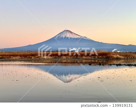 從藤川河上望去,富士山沐浴在晨光之中。 從藤川河上望去,富士山沐浴在晨光之中。 139919131