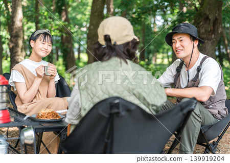 一個友好的家庭在公園或露營地享受白天的露營和燒烤。 139919204