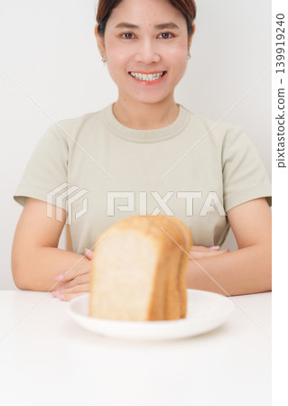 Happy smiling woman with whole wheat bread. Weight loss management, Dieting, Healthy eating, Calorie control, Fitness food, High fiber, Wellness, Lifestyle, Metabolism and Glycemic Index Happy smiling woman with whole wheat bread. Weight loss management, Dieting, Healthy eating, Calorie control, Fitness food, High fiber, Wellness, Lifestyle, Metabolism and Glycemic Index 139919240
