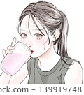 一名女子正在喝蛋白奶昔 一名女子正在喝蛋白奶昔 139919748