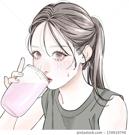 一名女子正在喝蛋白奶昔 一名女子正在喝蛋白奶昔 139919748