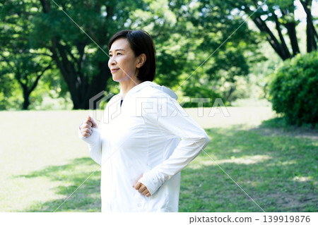 一個女人在公園跑步 139919876